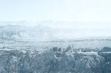 karlı kış dağlar, pitoresk Alp manzara şehrinde hava durumu 