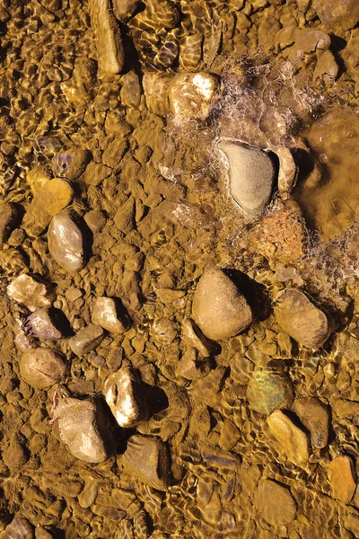 Wilde Natuur Achtergrond Met Kleine Steentjes Duidelijke Stream Water — Stockfoto