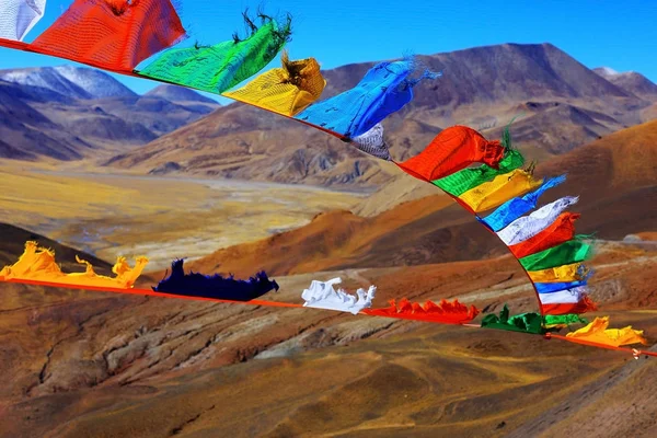 renkli Budist bayrakları