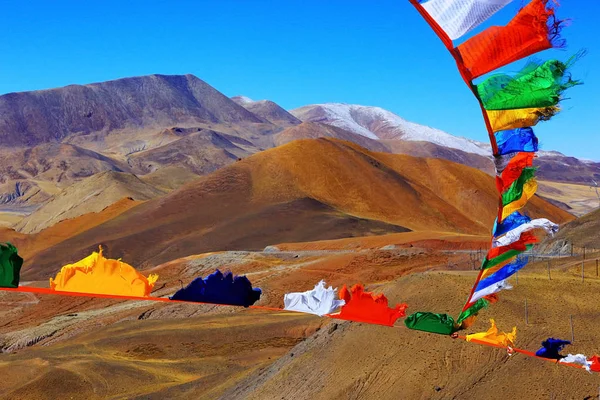 Renkli Budist bayrakları — Stok fotoğraf