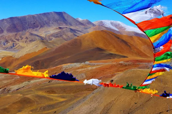 Bandiere buddiste e lago sacro in Himalaya — Foto Stock