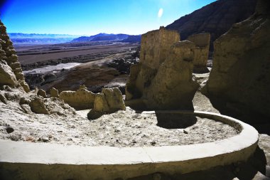 Tibet platosu Dağları ile güzel manzara. Wilderness şaşırtıcı panorama  