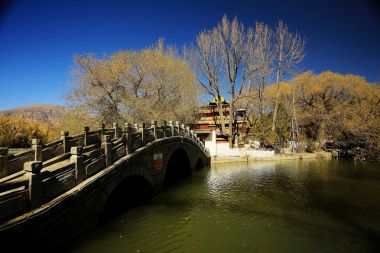 Himalaya kutsal göl üzerinde köprü 