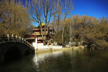eski köprünün ve Tibet Budist tapınağı ile göl