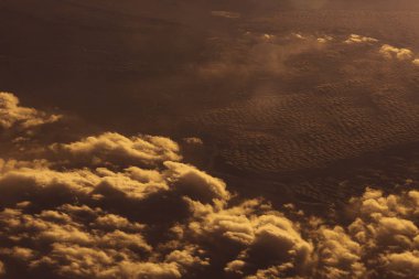 güzel bulutlar ve uzak bir diyarda, uçaktan görüntüleme 