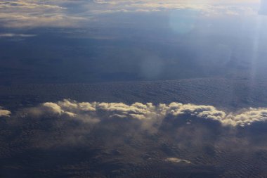 güzel bulutlar ve uzak bir diyarda, uçaktan görüntüleme 