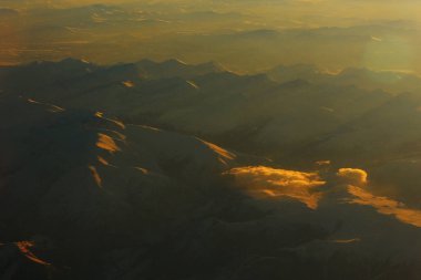 güzel manzara Alp arazi ile uçaktan görüntüleyin. Wilderness şaşırtıcı panorama  