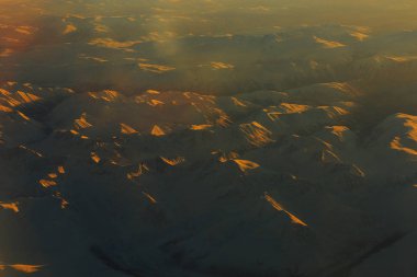 güzel manzara Alp arazi ile uçaktan görüntüleyin. Wilderness şaşırtıcı panorama  