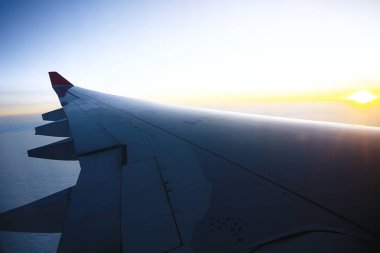 güzel günbatımı gökyüzü, uçak görünümünden 