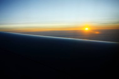 güzel günbatımı gökyüzü, uçak görünümünden 