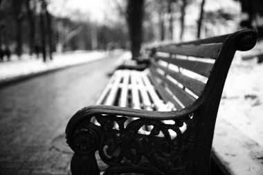 soğuk kış Park'taki eski ahşap Bank