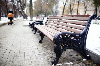 soğuk kış Park'taki eski ahşap Bank