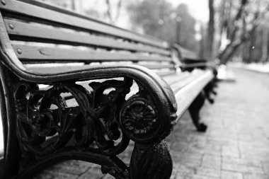 soğuk kış Park'taki eski ahşap Bank