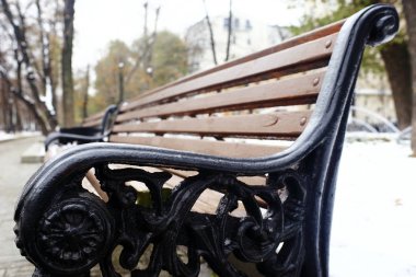 Kış parkta güzel eski tezgah 