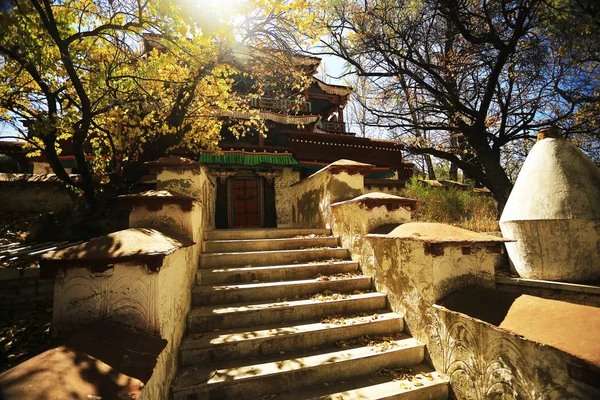 Stupa w starożytnych tybetańskich klasztor — Zdjęcie stockowe
