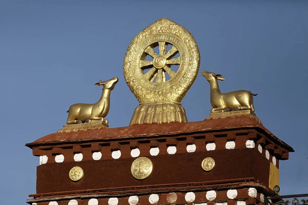 Stupa Antigo Mosteiro Tibetano Decoração Dourada Contra Céu Azul — Fotografia de Stock