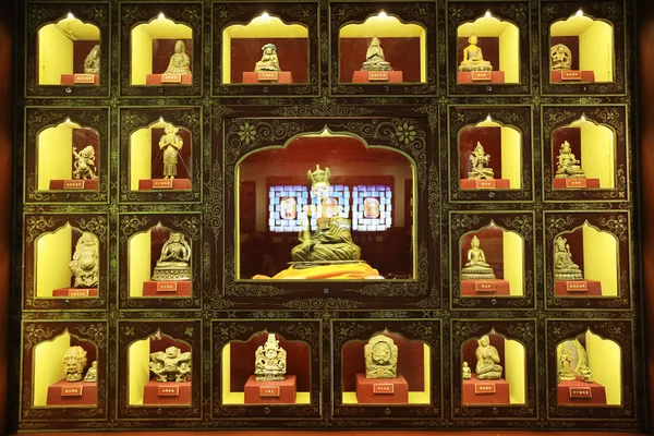 Boeddhistische beelden in de oude tempel — Stockfoto
