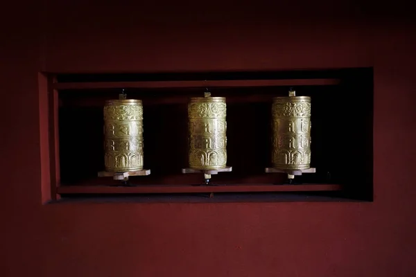 Золотые барабаны с мантрами — стоковое фото