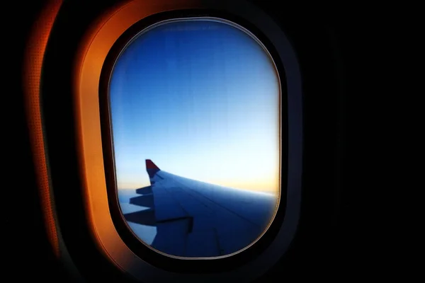 Μπλε Του Ουρανού Και Φτερό Του Αεροσκάφους Θέα Από Φωτισμού — Φωτογραφία Αρχείου