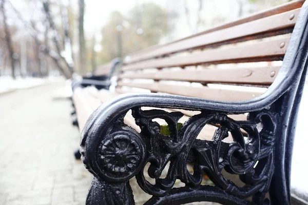 Vacker Gammal Bänk Vinterparken — Stockfoto