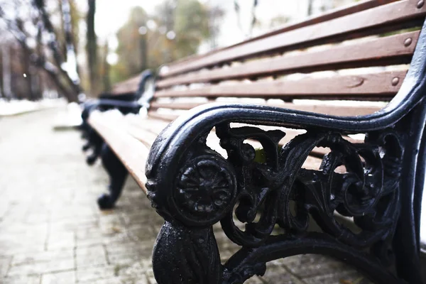 Kış parkta güzel eski tezgah 