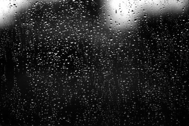 Pencere camına yağmur damlaları 