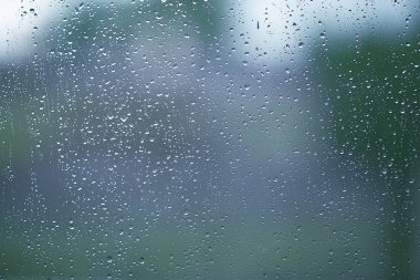 Pencere camına yağmur damlaları 