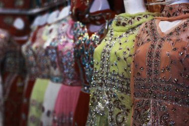 oryantal ın Bazaarı parlak Bayan giyim çeşitleri