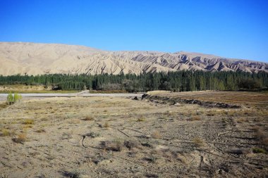 Tibet platosu Dağları ile güzel manzara. Wilderness şaşırtıcı panorama  