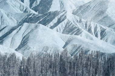 Tibet platosu Dağları ile güzel manzara. Wilderness şaşırtıcı panorama  