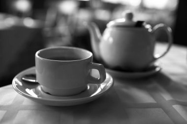 demlik çay ve fincan tabağı tablo bir kafede, siyah ve beyaz ile 