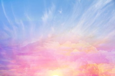 pembe suluboya arka plan dramatik bulutlu gökyüzü. Fantastik renkli cennet