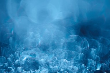 Mavi bokeh ışıkları ile soyut sihirli doku, fantezi arka plan bulanık.   