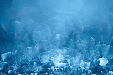 Mavi bokeh ışıkları ile soyut sihirli doku, fantezi arka plan bulanık.   