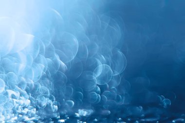 Mavi bokeh ışıkları ile soyut sihirli doku, fantezi arka plan bulanık.   