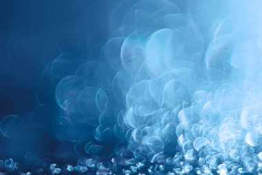 Mavi bokeh ışıkları ile soyut sihirli doku, fantezi arka plan bulanık.   