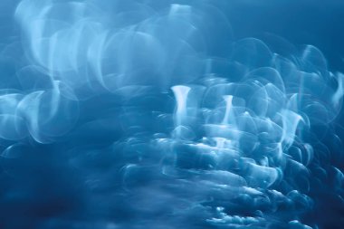 Mavi bokeh ışıkları ile soyut sihirli doku, fantezi arka plan bulanık.   