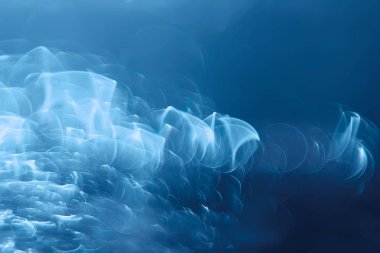 Mavi bokeh ışıkları ile soyut sihirli doku, fantezi arka plan bulanık.   