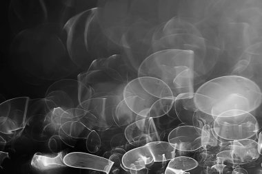 koyu arka plan üzerinde beyaz parlama bokeh ışıklar, sihir efekti yerleşimi.  