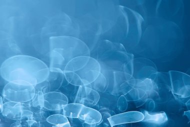 Mavi bokeh ışıkları ile soyut sihirli doku, fantezi arka plan bulanık.   