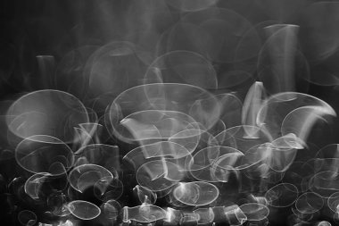 koyu arka plan üzerinde beyaz parlama bokeh ışıklar, sihir efekti yerleşimi.  