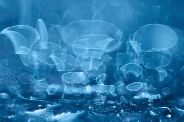 Mavi bokeh ışıkları ile soyut sihirli doku, fantezi arka plan bulanık.   