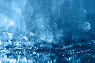 Mavi bokeh ışıkları ile soyut sihirli doku, fantezi arka plan bulanık.   