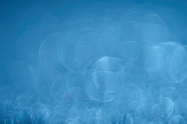 Mavi bokeh ışıkları ile soyut sihirli doku, fantezi arka plan bulanık.   