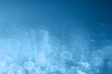 Mavi bokeh ışıkları ile soyut sihirli doku, fantezi arka plan bulanık.   