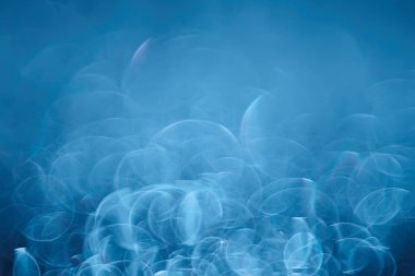 Mavi bokeh ışıkları ile soyut sihirli doku, fantezi arka plan bulanık.   