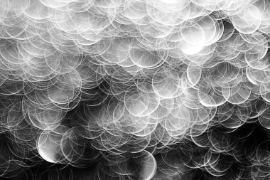 koyu arka plan üzerinde beyaz parlama bokeh ışıklar, sihir efekti yerleşimi.  