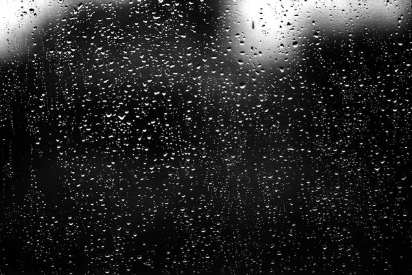 Pencere camına yağmur damlaları 