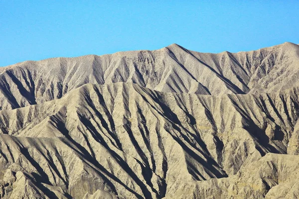 Έρημος και μακρινά βουνά — Φωτογραφία Αρχείου