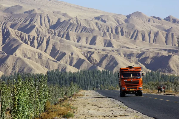 Rode Vrachtwagen Rijden Bergweg Tibet — Stockfoto